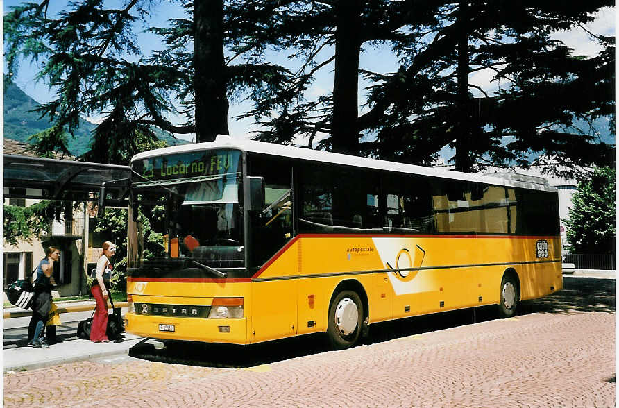 (054'612) - PTT-Regie - P 25'110 - Setra am 22. Juli 2002 beim Bahnhof Bellinzona