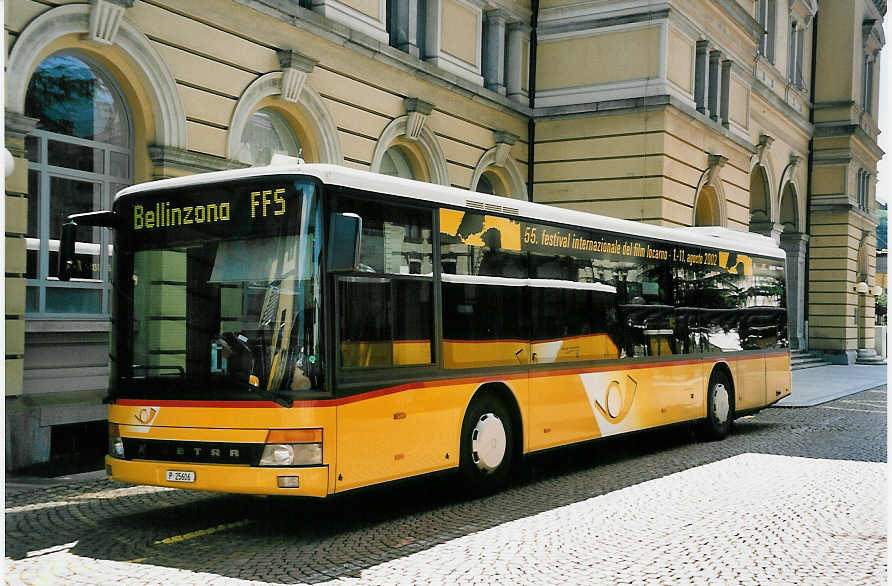 (054'613) - PTT-Regie - P 25'606 - Setra am 22. Juli 2002 beim Bahnhof Bellinzona