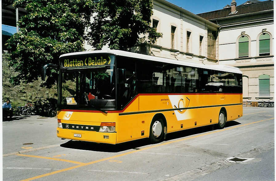 (054'828) - PTT-Regie - P 26'029 - Setra am 23. Juli 2002 beim Bahnhof Brig