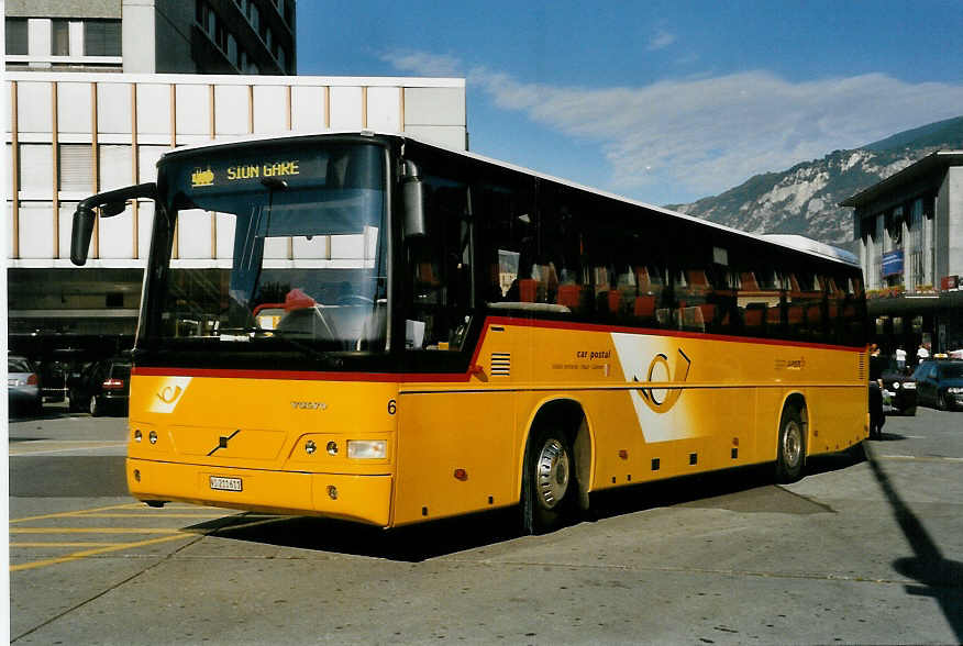 (054'904) - Lathion, Sion - Nr. 6/VS 211'611 - Volvo am 23. Juli 2002 beim Bahnhof Sion