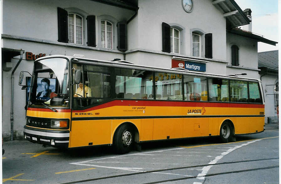 (054'921) - PTT-Regie - P 25'058 - Setra am 23. Juli 2002 beim Bahnhof Martigny