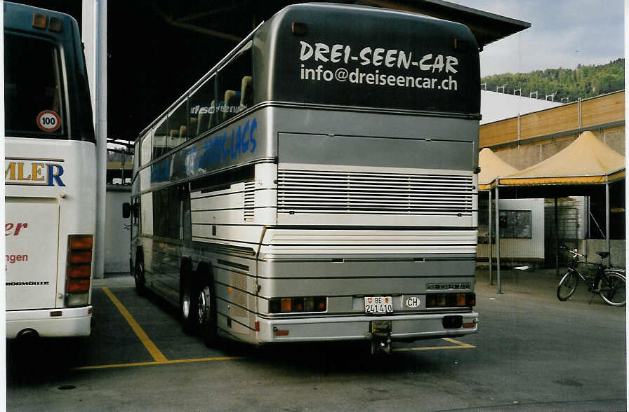 (055'018) - Portmann, Scheuren - BE 241'410 - Neoplan am 26. Juli 2002 in Thun, Grabengut