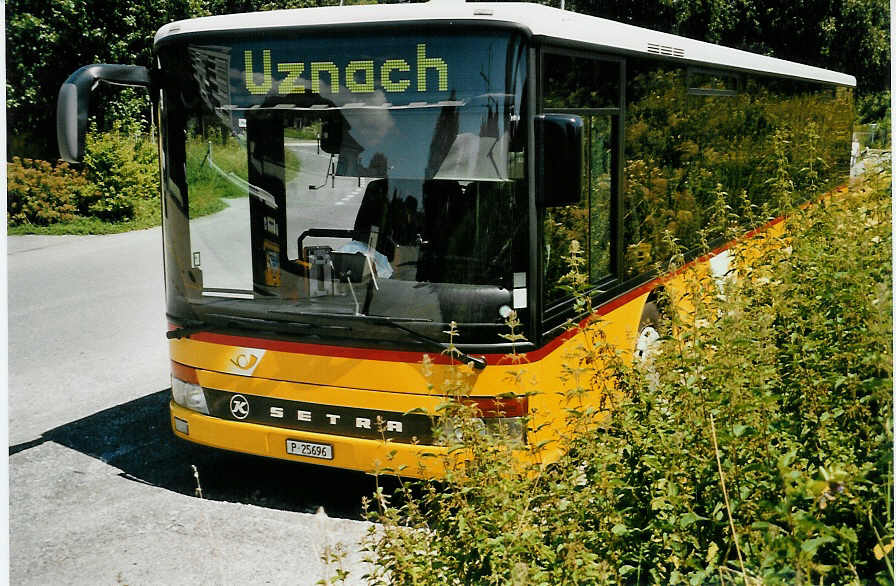 (055'105) - PTT-Regie - P 25'696 - Setra am 27. Juli 2002 in Uznach, Garage