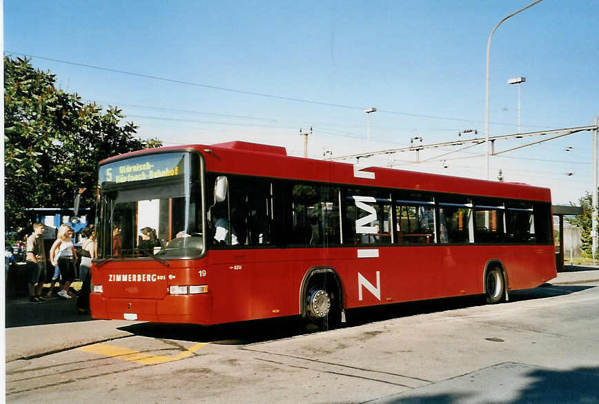 (055'127) - AHW Horgen - Nr. 19/ZH 602'772 - Volvo/Hess am 27. Juli 2002 beim Bahnhof Horgen