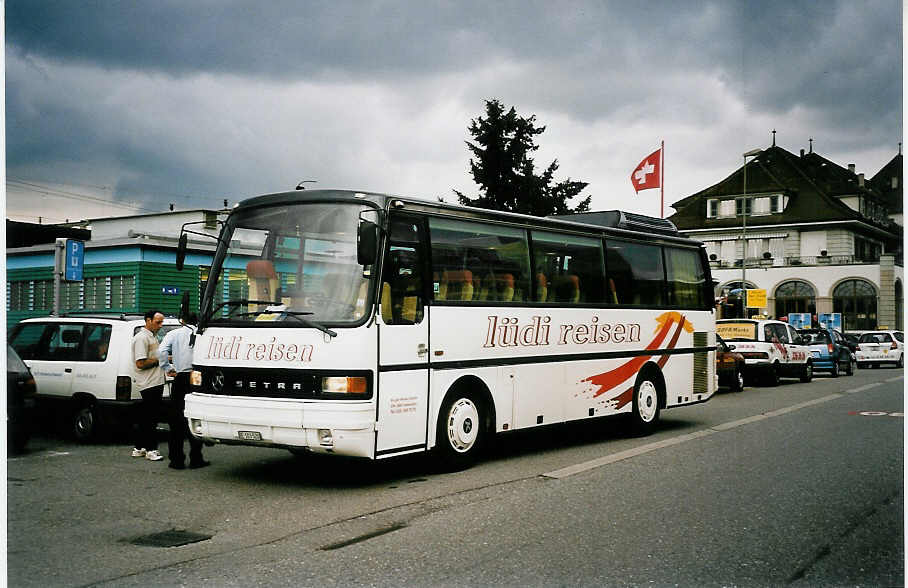 (055'427) - Ldi, Uetendorf - BE 103'520 - Setra am 24. August 2002 beim Bahnhof Thun