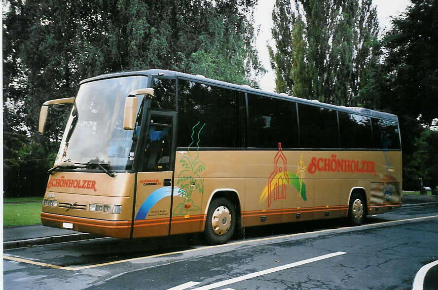 (055'937) - Schnholzer, Brglen - TG 852 - Volvo/Drgmller am 11. September 2002 in Thun, Lachen