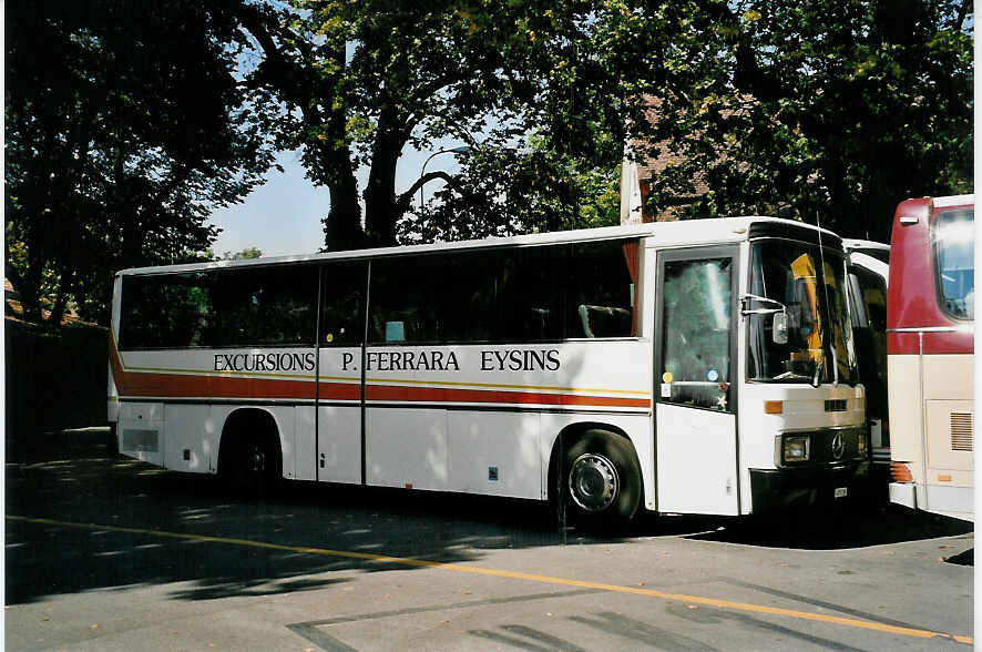 (056'201) - Ferrara, Eysins - VD 1119 - Mercedes am 29. September 2002 in Murten, Carterminal