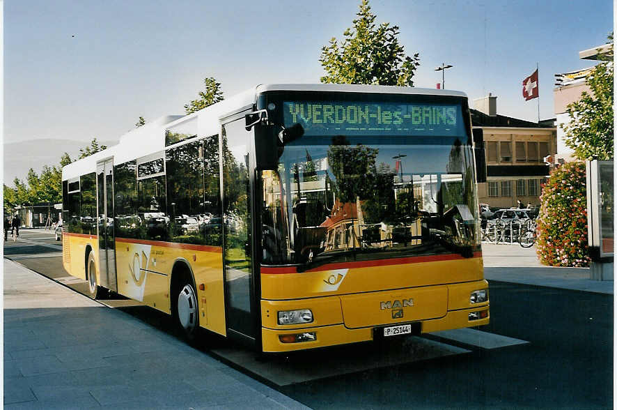 (056'225) - PTT-Regie - P 25'144 - MAN am 29. September 2002 beim Bahnhof Yverdon