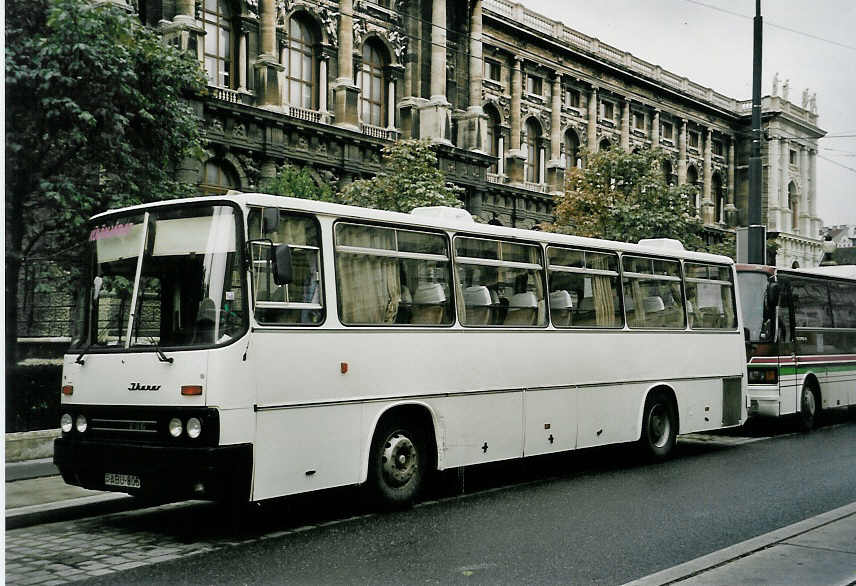 (056'437) - Aus Ungarn: ??? - ABU-806 - Ikarus am 8. Oktober 2002 in Wien, Bellariastrasse