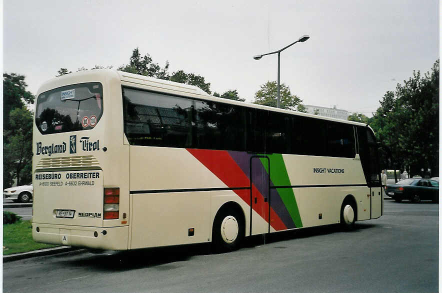 (056'833) - Oberreiter, Seefeld - RE BT 14 - Neoplan am 10. Oktober 2002 in Wien, Landstrasse