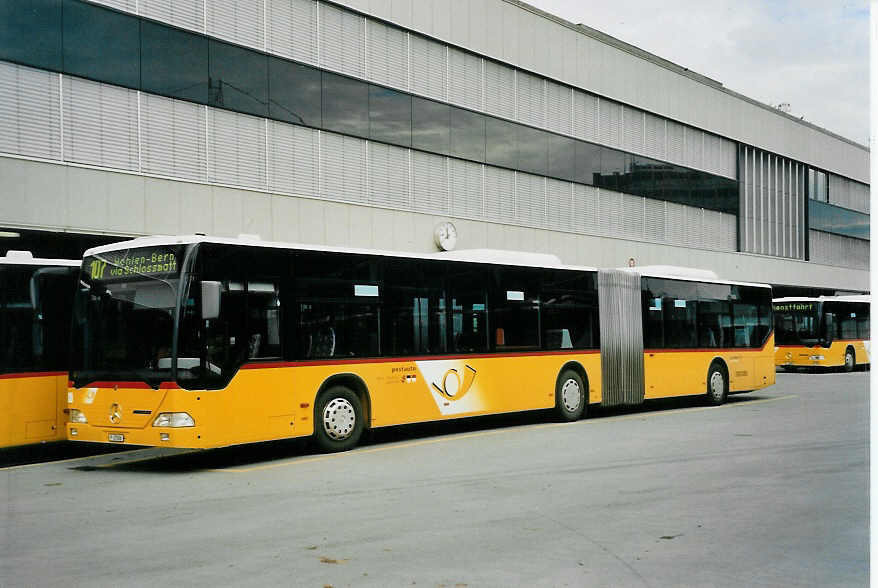 (057'017) - PTT-Regie - P 27'006 - Mercedes am 20. Oktober 2002 in Bern, Postautostation