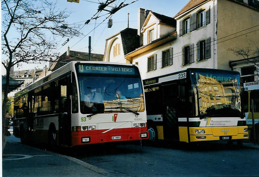 (057'031) - VR La Chaux-de-Fonds - Nr. 93/NE 98'893 - Volvo/Berkhof am 20. Oktober 2002 in Neuchtel, Place Pury
