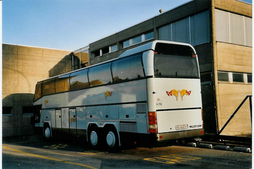 (057'035) - Dupraz, Genve - Nr. 74/GE 96'067 - Neoplan am 20. Oktober 2002 in Neuchtel, Expo.02