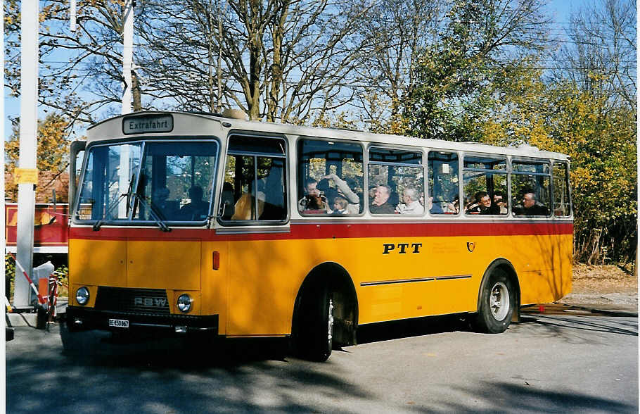 (057'109) - Scheidegger, Schnbhl - BE 150'067 - FBW/Lauber (ex P 23'507) am 26. Oktober 2002 beim Bahnhof Schwarzenburg