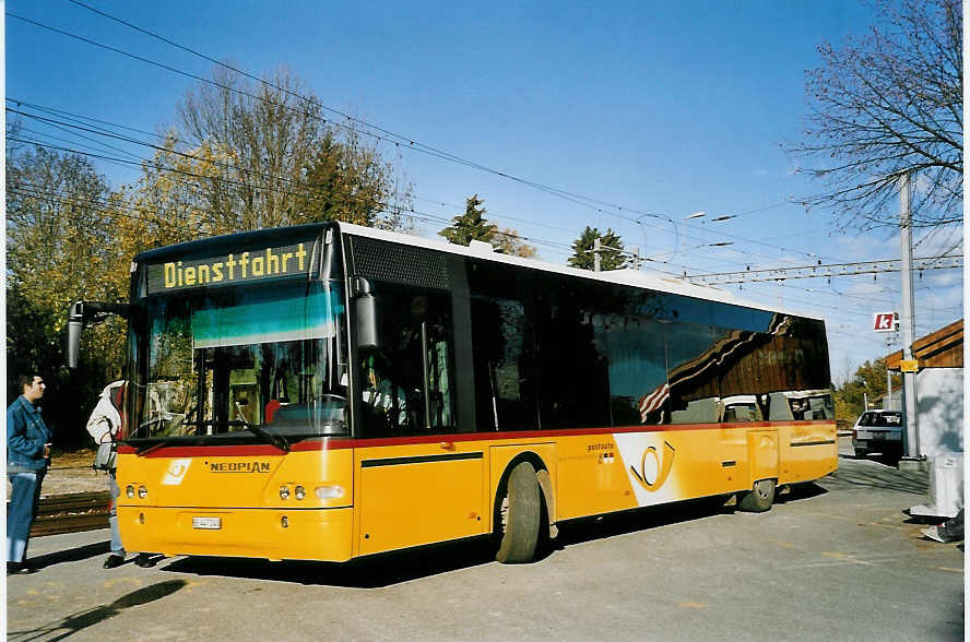 (057'119) - Engeloch, Riggisberg - Nr. 9/BE 447'240 - Neoplan am 26. Oktober 2002 beim Bahnhof Schwarzenburg