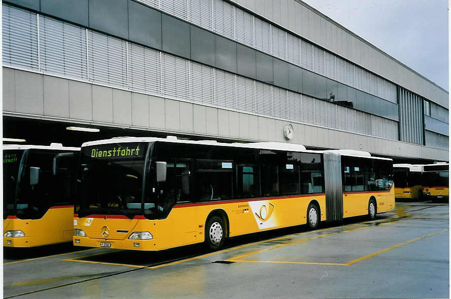 (057'135) - PTT-Regie - P 27'006 - Mercedes am 3. November 2002 in Bern, Postautostation