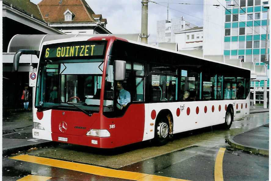 (057'307) - TPF Fribourg - Nr. 385/FR 300'389 - Mercedes am 3. November 2002 beim Bahnhof Fribourg