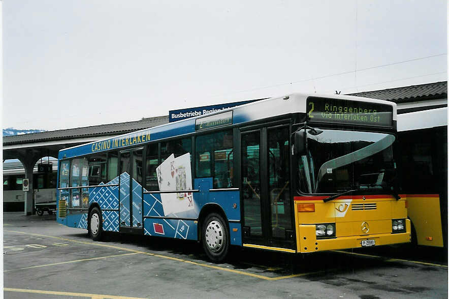 (057'329) - PTT-Regie - P 25'593 - Mercedes am 18. November 2002 beim Bahnhof Interlaken West