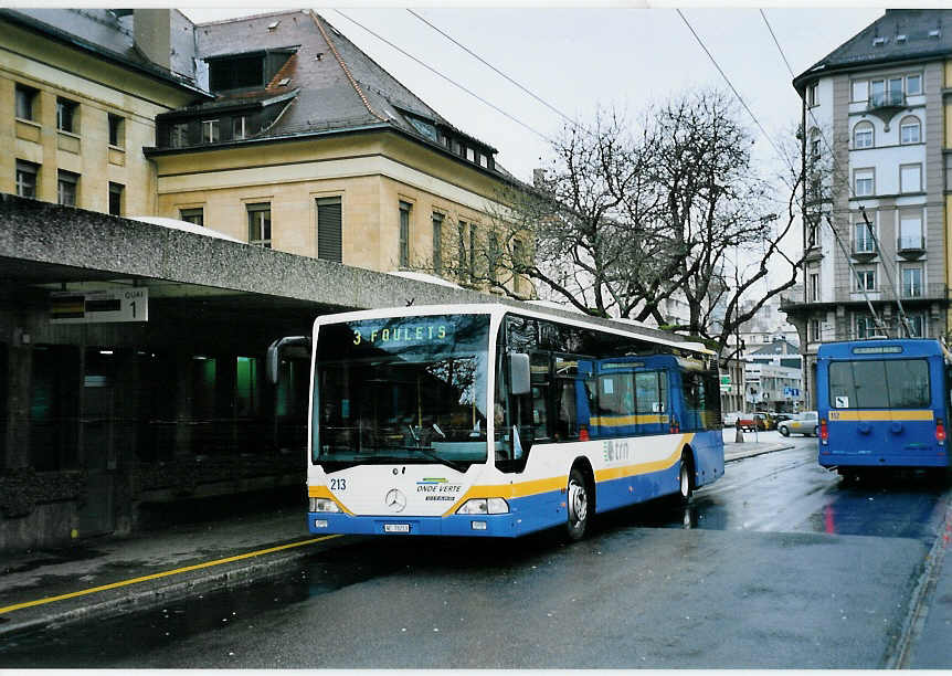 (057'407) - TC La Chaux-de-Fonds - Nr. 213/NE 78'213 - Mercedes am 30. November 2002 beim Bahnhof La Chaux-de-Fonds