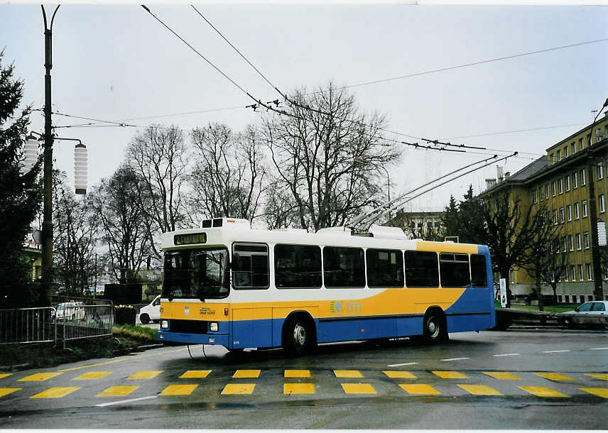 (057'413) - TC La Chaux-de-Fonds - Nr. 111 - NAW/Hess Trolleybus am 30. November 2002 beim Bahnhof La Chaux-de-Fonds