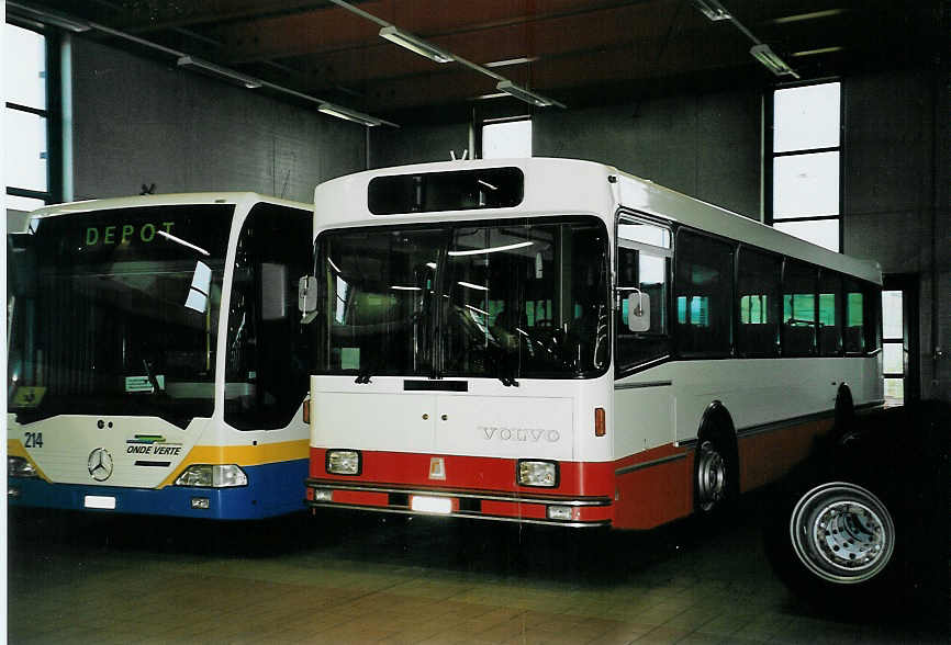 (057'425) - VR La Chaux-de-Fonds - Nr. 74/NE 98'971 - Volvo/R&J am 30. November 2002 in La Chaux-de-Fonds, Dpt TC