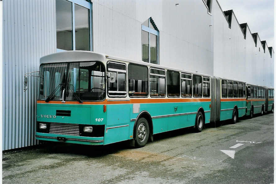 (057'434) - TPF Fribourg - Nr. 107 - Volvo/R&J (ex GFM Fribourg Nr. 107) am 30. November 2002 in Biel, BTR