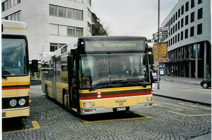 (057'735) - STI Thun - Nr. 93/BE 572'093 - MAN am 24. Dezember 2002 beim Bahnhof Thun