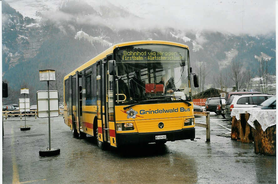 (057'921) - AVG Grindelwald - Nr. 15/BE 416'282 - Vetter am 28. Dezember 2002 beim Bahnhof Grindelwald