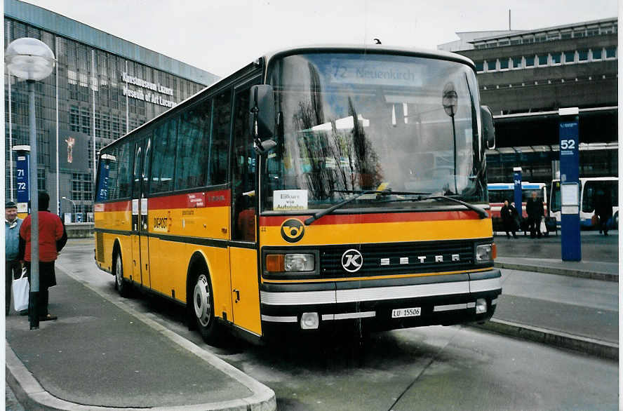 (058'029) - Stirnimann, Neuenkirch - Nr. 44/LU 15'506 - Setra am 30. Dezember 2002 beim Bahnhof Luzern