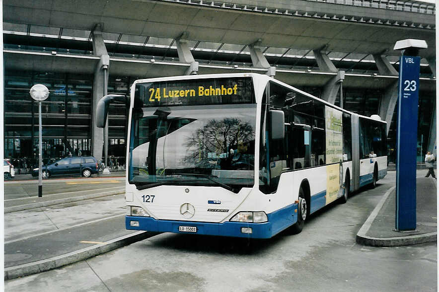 (058'104) - VBL Luzern - Nr. 127/LU 15'003 - Mercedes am 30. Dezember 2002 beim Bahnhof Luzern