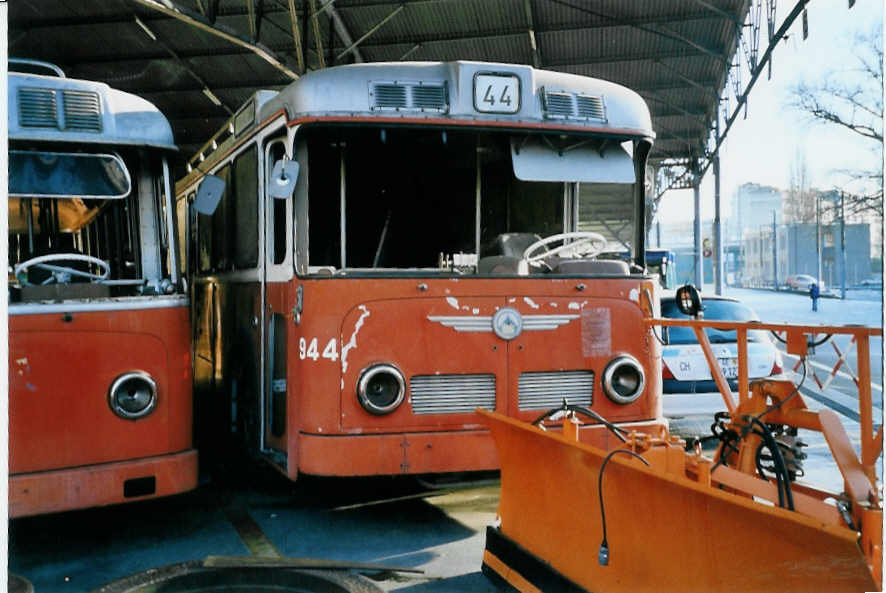 (058'233) - TPG Genve (AGMT) - Nr. 944 - Saurer/Lauber am 1. Januar 2003 in Genve, Dpt (Teilaufnahme)