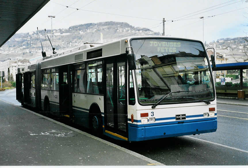 (058'416) - VMCV Clarens - Nr. 3 - Van Hool Gelenktrolleybus am 1. Januar 2003 beim Bahnhof Vevey