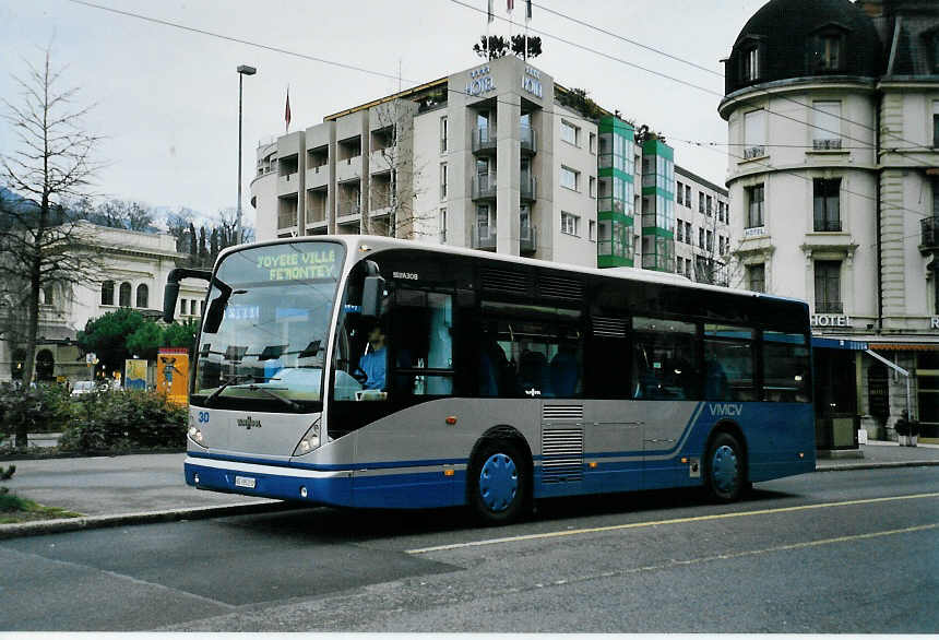 (058'425) - VMCV Clarens - Nr. 30/VD 395'232 - Van Hool am 1. Januar 2003 beim Bahnhof Vevey