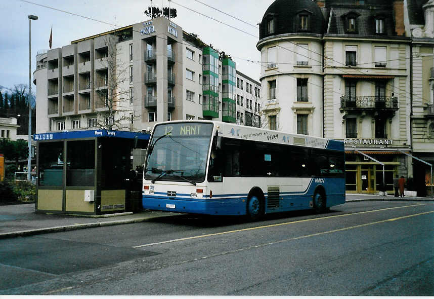 (058'429) - VMCV Clarens - Nr. 35/VD 1610 - Van Hool am 1. Januar 2003 beim Bahnhof Vevey