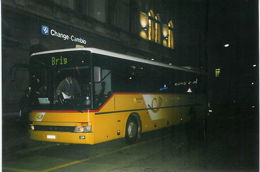 (058'436) - PTT-Regie - P 26'024 - Setra am 1. Januar 2003 beim Bahnhof Brig