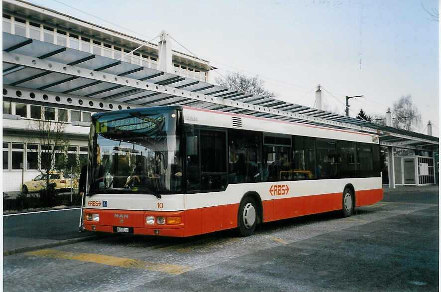 (058'513) - RBS Worblaufen - Nr. 10/BE 535'310 - MAN am 12. Januar 2003 beim Bahnhof Papiermhle