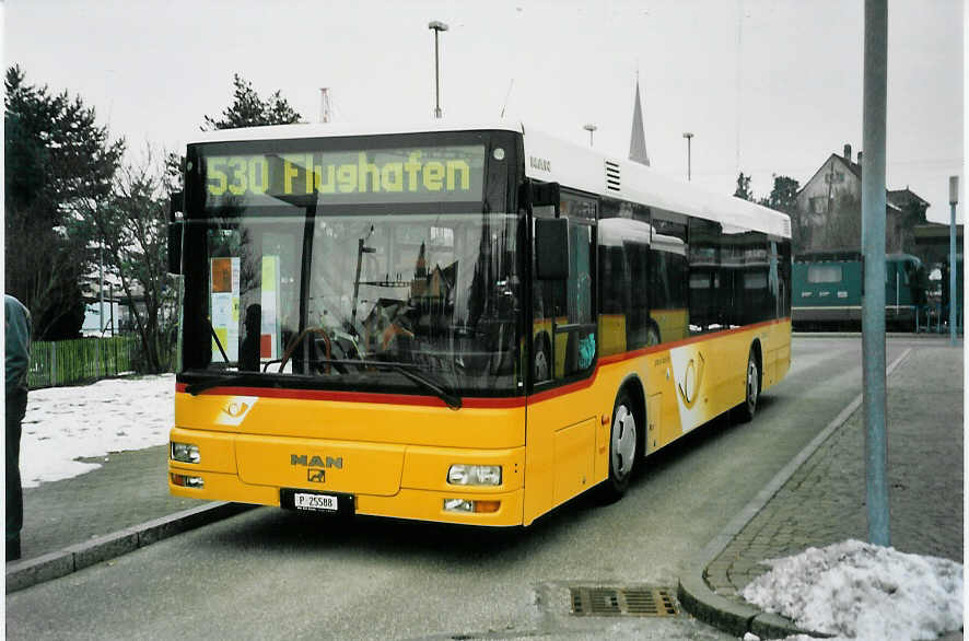 (058'835) - PTT-Regie - P 25'588 - MAN am 20. Februar 2003 beim Bahnhof Blach