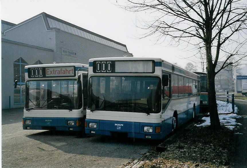 (059'022) - Hrzeler, Dietikon - Nr. 21 + 31 - MAN am 22. Februar 2003 in Biel, BTR