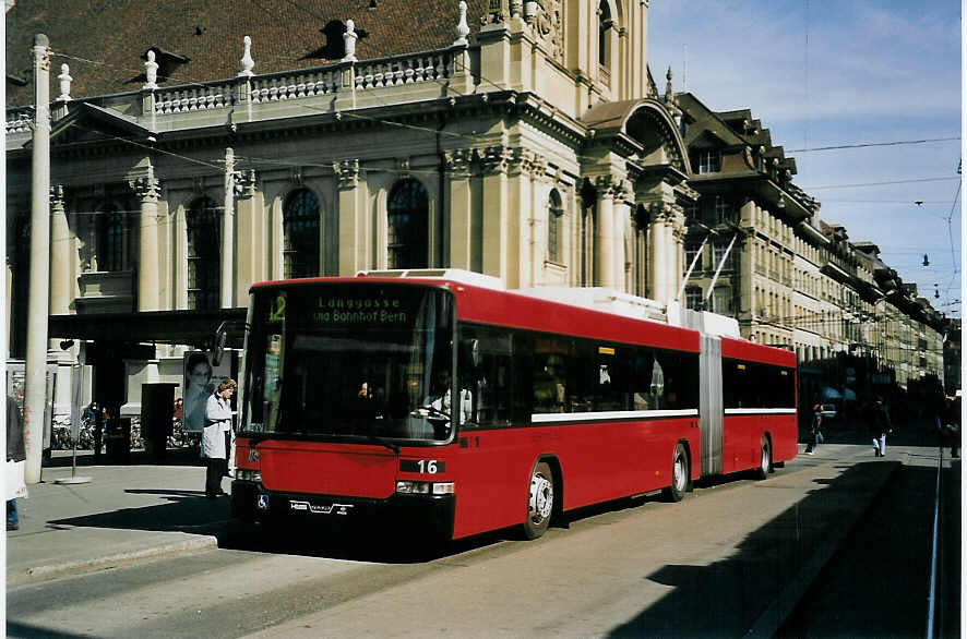 (059'105) - Bernmobil, Bern - Nr. 16 - NAW/Hess Gelenktrolleybus am 1. Mrz 2003 beim Bahnhof Bern