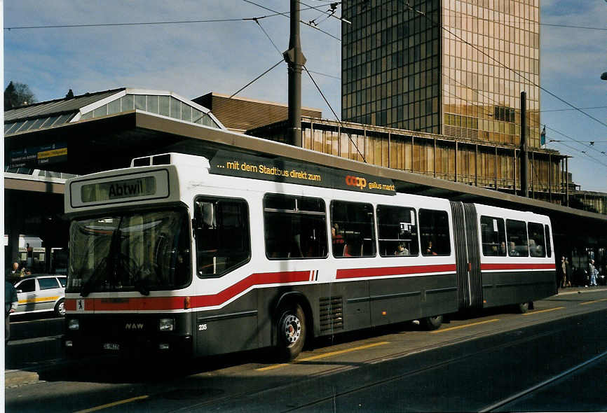 (059'328) - VBSG St. Gallen - Nr. 235/SG 198'235 - NAW/Hess am 29. Mrz 2003 beim Bahnhof St. Gallen