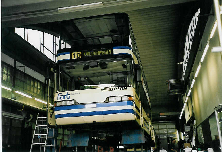 (060'318) - FART Locarno - Nr. 101/TI 69'101 - Neoplan am 26. Mai 2003 in Locarno, Deposito