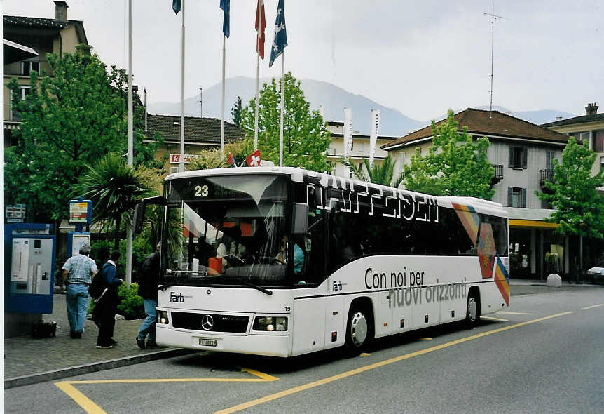 (060'326) - FART Locarno - Nr. 19/TI 168'719 - Mercedes am 26. Mai 2003 beim Bahnhof Locarno