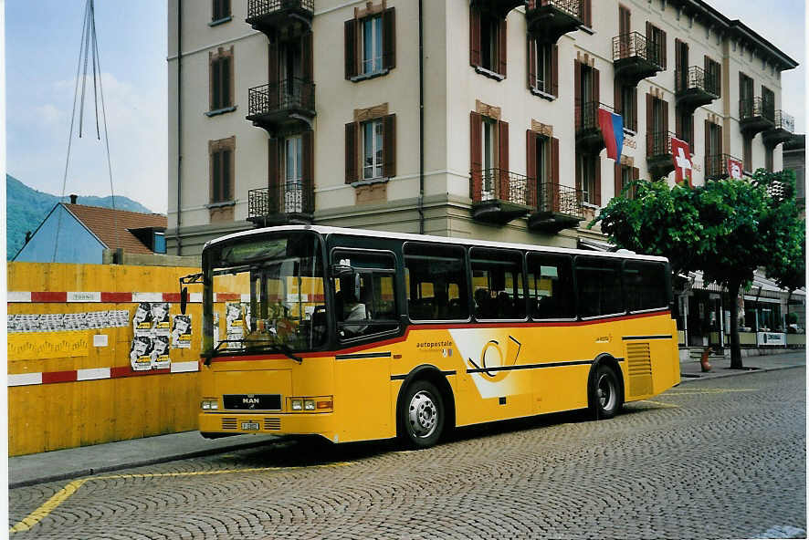 (060'335) - PTT-Regie - P 23'022 - MAN/Lauber am 26. Mai 2003 beim Bahnhof Bellinzona