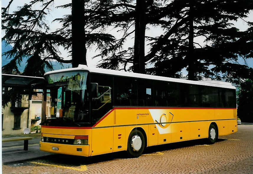 (060'403) - Starnini, Tenero - TI 40'407 - Setra am 26. Mai 2003 beim Bahnhof Bellinzona