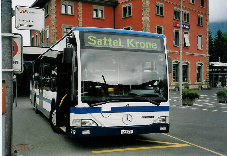 (060'408) - Auf der Maur, Steinen - Nr. 217/SZ 5440 - Mercedes am 26. Mai 2003 beim Bahnhof Arth-Goldau