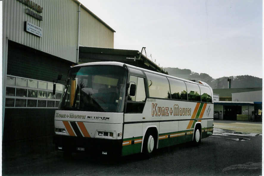 (060'703) - Kunz+Maurer, Burgistein - Nr. 15/BE 318'115 - Neoplan am 13. Juni 2003 in Burgistein, Garage