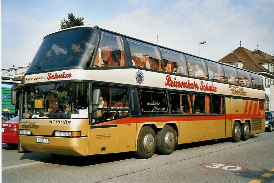 (061'213) - Aus Deutschland: Schulze, Torgau - TO-RV 1 - Neoplan am 28. Juni 2003 beim Bahnhof Thun