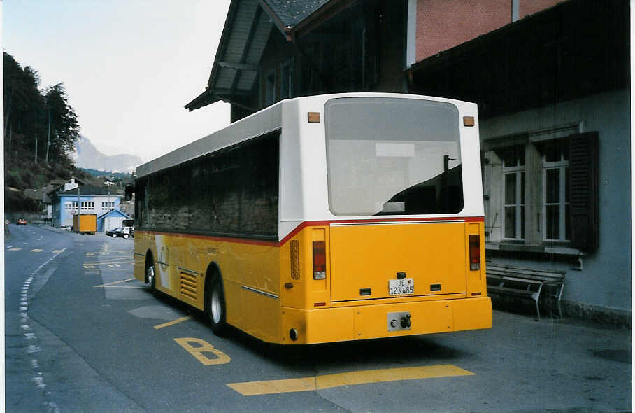 (061'826) - AVBB Schwanden - Nr. 1/BE 123'485 - Volvo/Berkhof am 19. Juli 2003 beim Bahnhof Brienz