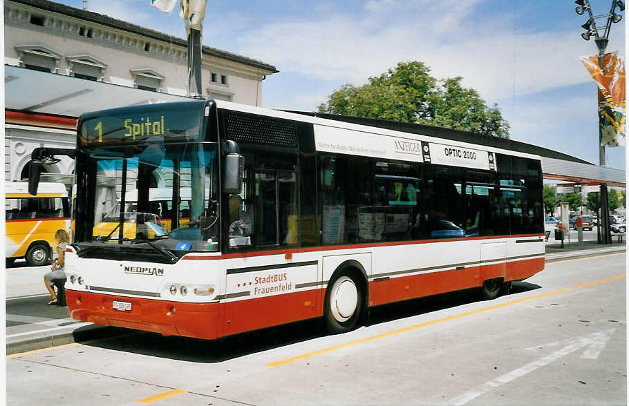 (061'931) - PostAuto Thurgau-Schaffhausen - Nr. 71/TG 158'095 - Neoplan (ex P 23'201) am 25. Juli 2003 beim Bahnhof Frauenfeld