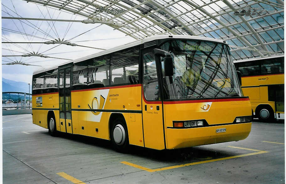 (062'134) - PostAuto Graubünden - GR 102'379 - Neoplan (ex P 25'120) am 29. Juli 2003 in Chur, Postautostation
